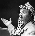 Yasser Arafat à la tribune de l'ONU le 13 novembre 1974