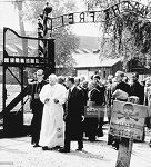 Jean-Paul II entrant au camp d'Auschwitz