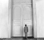 Photo de Joseph Kay devant la porte de la loi dans le film d'Orson Welles, Le Procès, d'après Franz Kafka