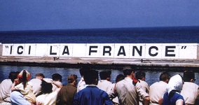 Français en attente sur le port d'Oran début juillet 1962
