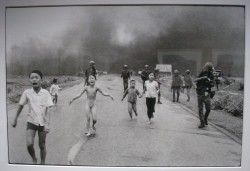 Photo de Kim Phuc par Nick Ut sur la route de Trang Bang le 8 juin 1972