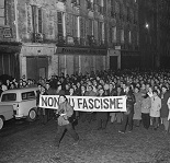 Manifestation du 8 février 1962 contre la guerre d'Algérie et contre l'OAS, ayant causé la mort de neuf manifestants au métro Charonne suite à la répression policière.