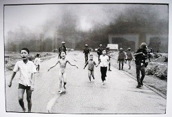 Copie de la photo de Nick Ut montrant une petite fille brûlée au Napalm sur la route de Trang Bang le 8 juin 1972