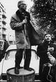 Photo de Sartre harranguant les ouvriers de Renault à Billancourt, en 1970 par Ethel