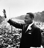 Martin Luther King saluant après son discours du 18 août 1963